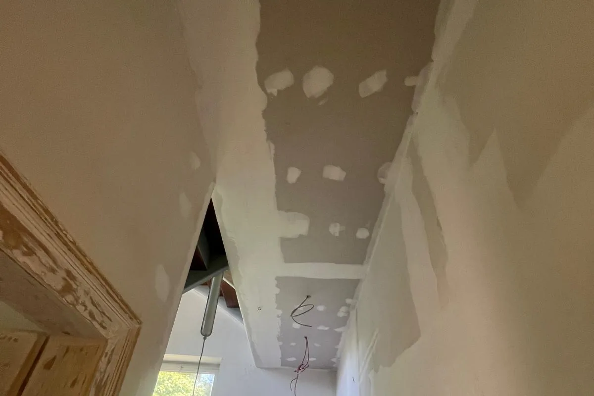 Neu eingezogene Trockenbaudecke im Treppenhaus