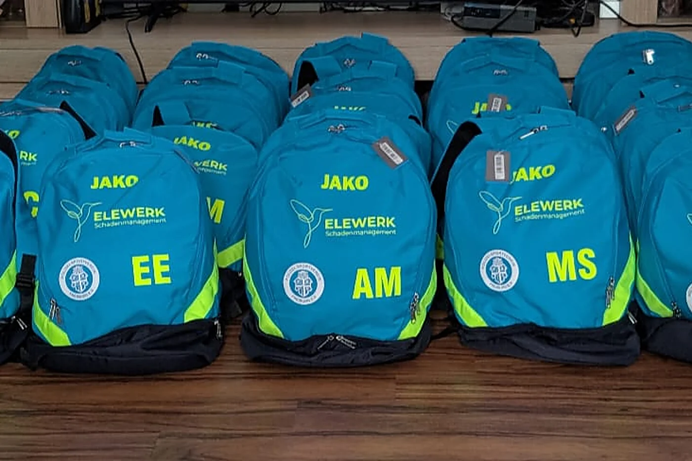 Gesponserte Rucksäcke mit ELEWERK-Logo für die Mannschaft